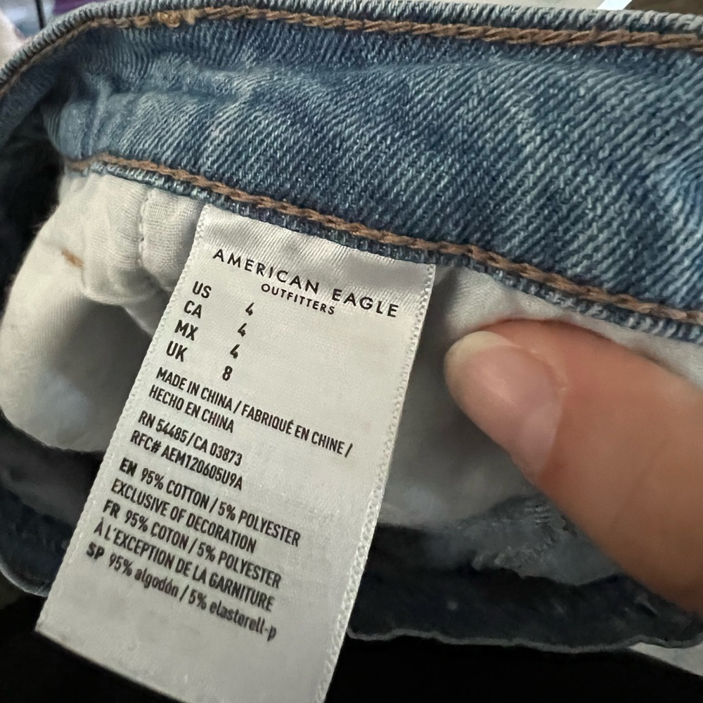 American Eagle Mom Pleated High Rise Jean Shorts Size 4 - Picture 4 of 4